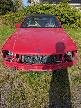 Rød Mercedes R129 delebil